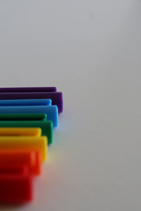 Bunte Kunststoff-Ohrhänger für jeden Anlass