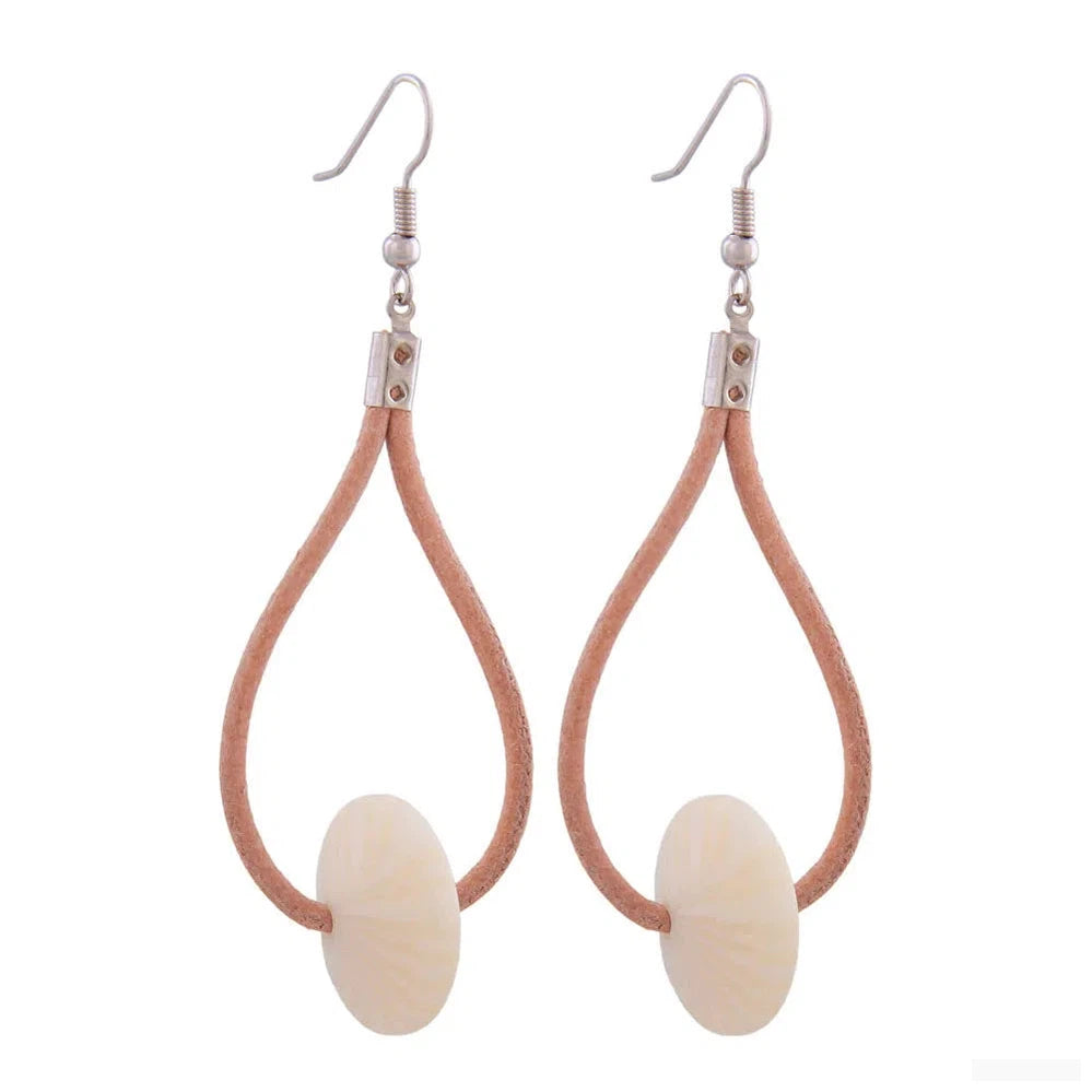 Ohrhaken Ohrhänger Ohrringe 80mm Lederriemen natur mit Kunststoffperle Rad creméfarben-Ohrhaken Modeschmuck-Schmuckhoelle.com